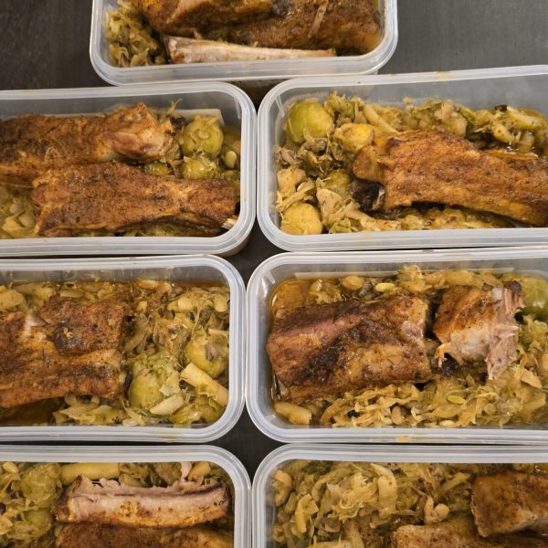 KetoHősök meal prep, oldalas zöldségágyon
